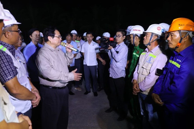 Thủ tướng cảm ơn đội ngũ cán bộ, công nhân, người lao động trên công trường đã nỗ lực thi công với tinh thần &quot;3 ca 4 kíp&quot;, &quot;ăn tranh thủ, ngủ khẩn trương&quot;, &quot;chỉ bàn làm không bàn lùi&quot;, làm xuyên, lễ xuyên Tết. Ảnh: VGP/Nhật Bắc