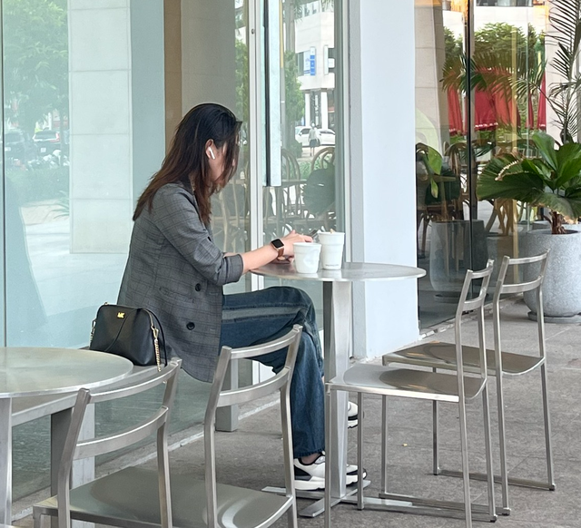 Cô gái được anh Hưng vẽ tặng. Ảnh: Kim Ngọc Nghiên Cô gái được anh Hưng vẽ tặng. Ảnh: Kim Ngọc Nghiên