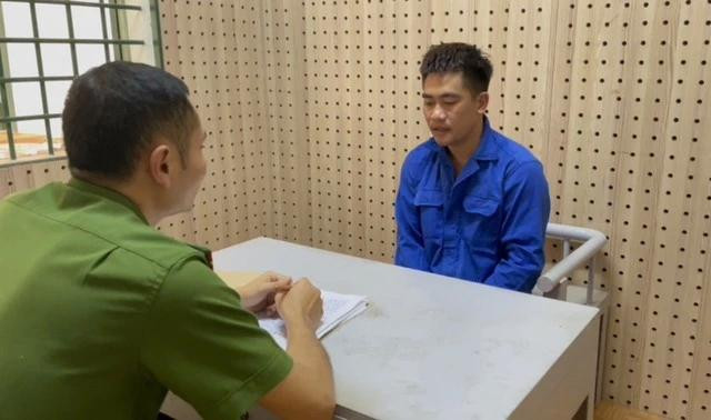 Công an H.Tuy Đức lấy lời khai đối với nghi phạm Nguyễn Hùng Phú. ẢNH: HỒNG LONG Công an H.Tuy Đức lấy lời khai đối với nghi phạm Nguyễn Hùng Phú. ẢNH: HỒNG LONG