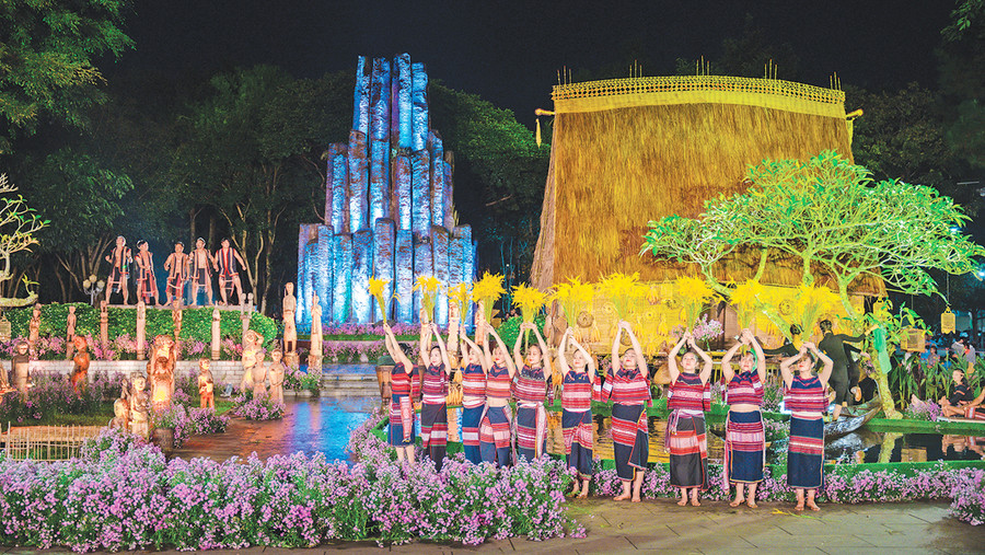 Thổ cẩm lên sàn diễn thời trang. Ảnh: Phạm Quý Thổ cẩm lên sàn diễn thời trang. Ảnh: Phạm Quý