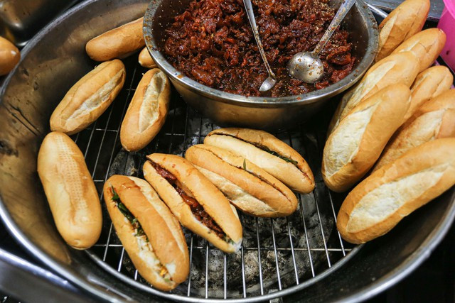Bánh mì thịt Việt Nam có nhiều phiên bản khác nhau trên khắp cả nước. Ảnh: HN Bánh mì thịt Việt Nam có nhiều phiên bản khác nhau trên khắp cả nước. Ảnh: HN