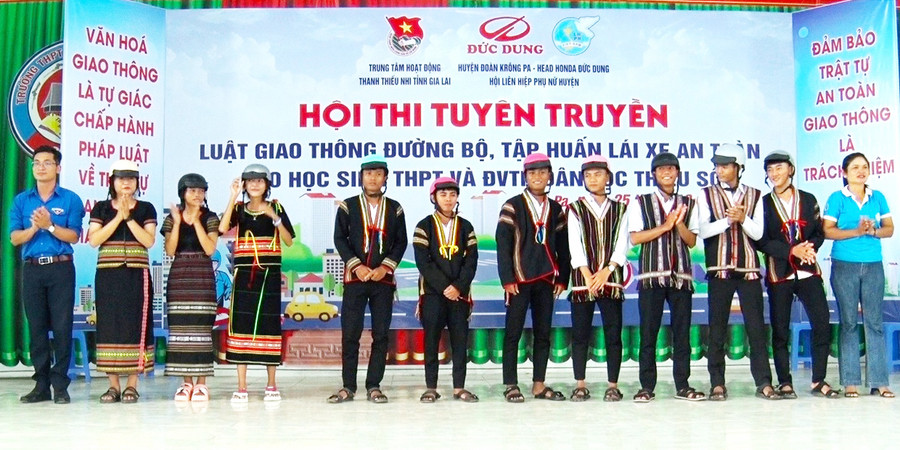 ĐVTN học sinh Trường THPT Đinh Tiên Hoàng Krông Pa tham gia Hội thi tuyên truyền về an toàn giao thông. Ảnh: Hà Đức Thành ĐVTN học sinh Trường THPT Đinh Tiên Hoàng Krông Pa tham gia Hội thi tuyên truyền về an toàn giao thông. Ảnh: Hà Đức Thành