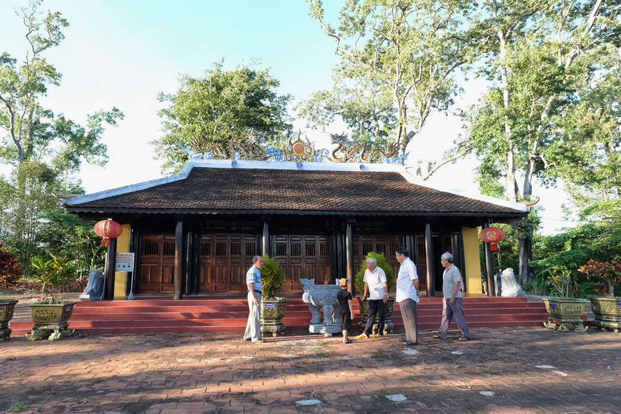 Những bô lão góp công giữ gìn vẻ đẹp của đình An Khê trên vùng đất Tây Sơn Thượng đạo. Ảnh: H.N Những bô lão góp công giữ gìn vẻ đẹp của đình An Khê trên vùng đất Tây Sơn Thượng đạo. Ảnh: H.N
