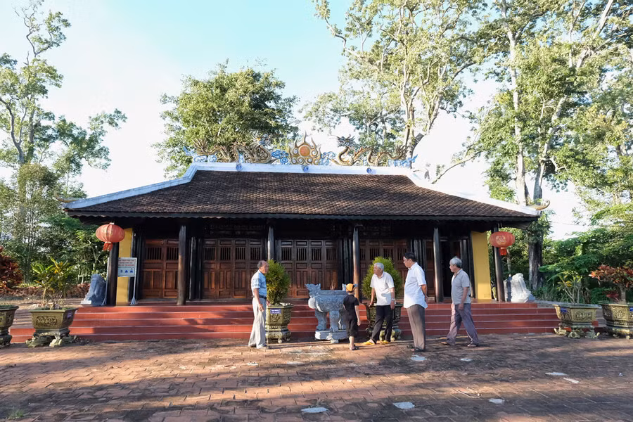 Những bô lão góp công giữ gìn vẻ đẹp của đình An Khê trên vùng đất Tây Sơn Thượng đạo. Ảnh: H.N