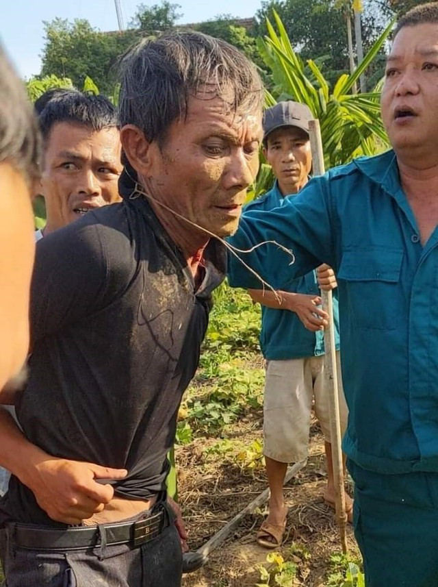 Nghi phạm Lê Đình Thuyết lúc bị bắt giữ. Ảnh: N.T Nghi phạm Lê Đình Thuyết lúc bị bắt giữ. Ảnh: N.T