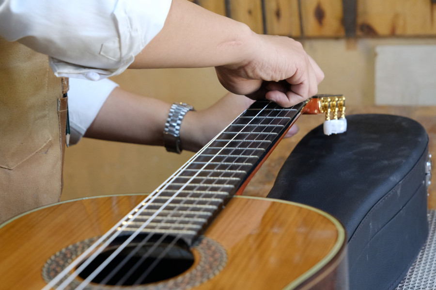 Từng dây đàn được điều chỉnh để tạo ra âm thanh chuẩn nhất, ưng ý nhất