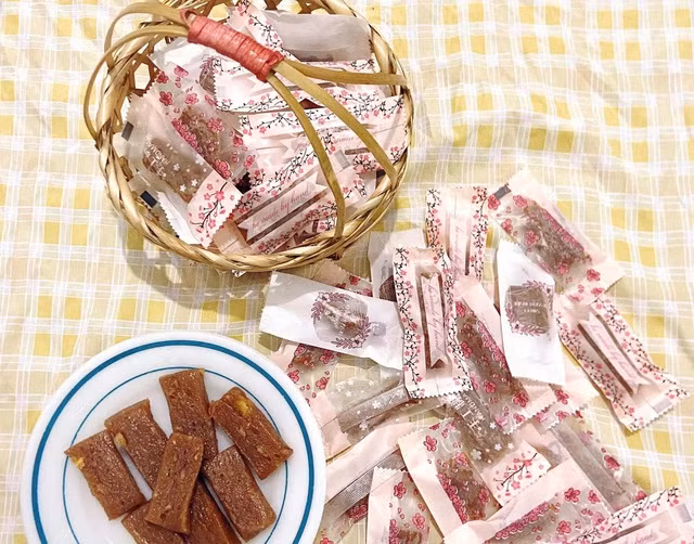 Nhờ khéo tay, Hiền kiếm thêm được tiền triệu trong dịp tết. Ảnh: THU HIỀN