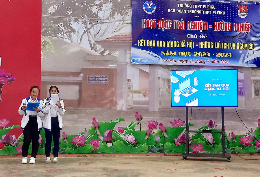 Học sinh Trường THPT Pleiku trình bày quan điểm về lợi ích và nguy cơ khi kết bạn qua MXH. Ảnh: M.T
