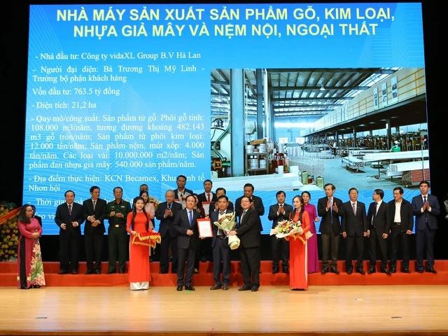 Lãnh đạo tỉnh Bình Định trao quyết định chấp thuận chủ trương đầu tư cho một dự án tại Khu công nghiệp Becamex VSIP Bình Định. Lãnh đạo tỉnh Bình Định trao quyết định chấp thuận chủ trương đầu tư cho một dự án tại Khu công nghiệp Becamex VSIP Bình Định.