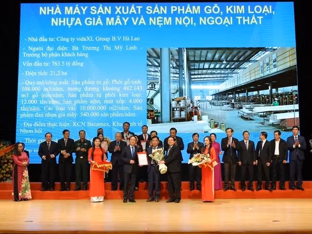 Lãnh đạo tỉnh Bình Định trao quyết định chấp thuận chủ trương đầu tư cho một dự án tại Khu công nghiệp Becamex VSIP Bình Định.