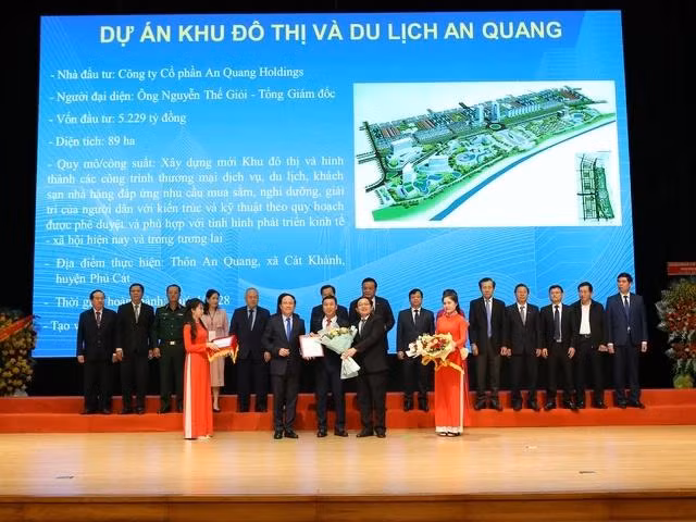 Lãnh đạo tỉnh Bình Định trao quyết định chấp thuận chủ trương đầu tư dự án Khu đô thị và du lịch An Quang.