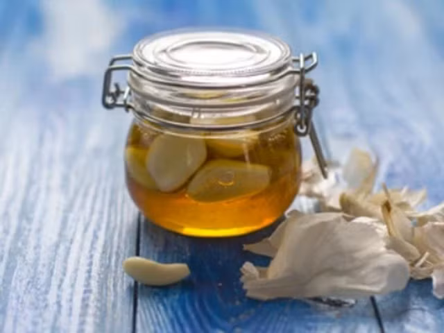 Bạn có thể tận hưởng các đặc tính có lợi của tỏi ngâm mật ong. Ảnh:Shutterstock Bạn có thể tận hưởng các đặc tính có lợi của tỏi ngâm mật ong. Ảnh:Shutterstock