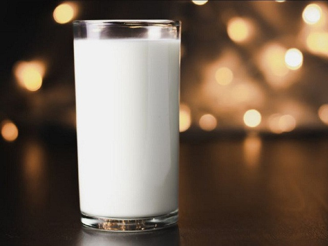 Tác dụng ít người biết của sữa với bệnh huyết áp cao - Ảnh 1. Uống sữa điều độ có thể góp phần cải thiện cao huyết áp. Ảnh: SHUTTERSTOCK