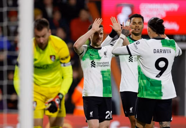 Liverpool vững vàng trên ngôi đầu