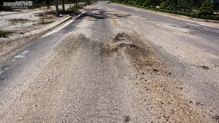 Km 133+204 – Km 143+787 trên đường ĐT 638 phía tây tỉnh Bình Định đi qua địa bàn TP Quy Nhơn đang trong tình trạng hư hỏng.