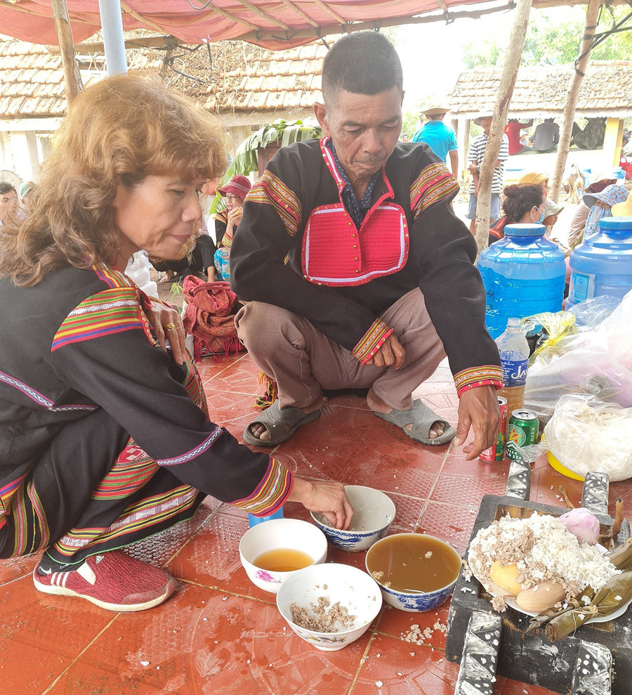 Mời người đã khuất bữa ăn cuối cùng. Ảnh: Linh Nga Mời người đã khuất bữa ăn cuối cùng. Ảnh: Linh Nga