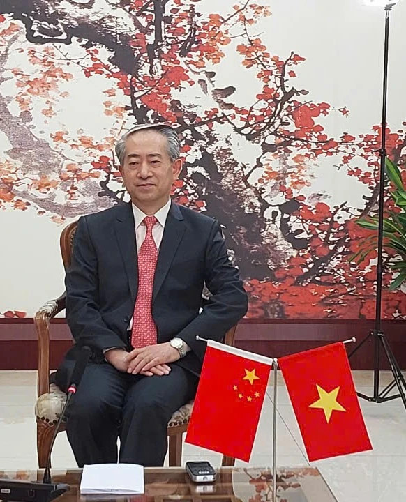 Đại sứ Trung Quốc Hùng Ba trả lời phỏng vấn. (Ảnh: Minh Thu/Vietnam+) Đại sứ Trung Quốc Hùng Ba trả lời phỏng vấn. (Ảnh: Minh Thu/Vietnam+)