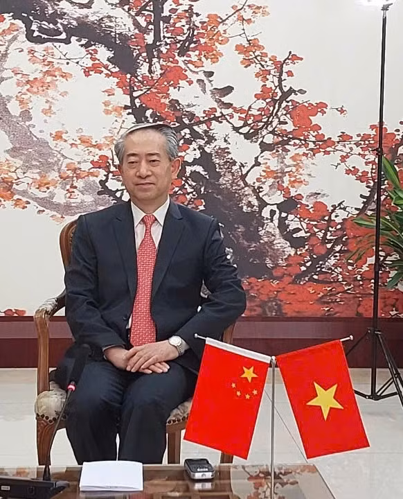 Đại sứ Trung Quốc Hùng Ba trả lời phỏng vấn. (Ảnh: Minh Thu/Vietnam+)