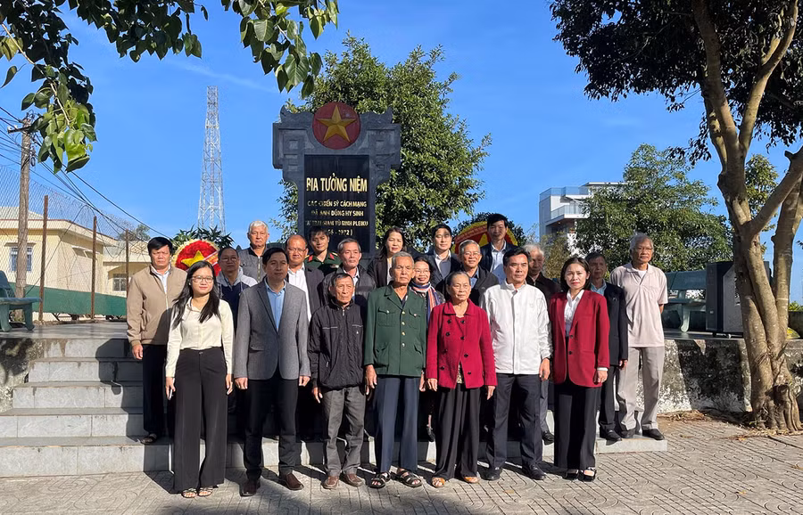 Đại biểu tham gia hội thảo khoa học về Di tích lịch sử Trại giam tù binh Pleiku (1966-1972) chụp ảnh lưu niệm trước bia tưởng niệm các chiến sĩ cách mạng đã anh dũng hy sinh. Ảnh: P.D