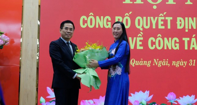 Bà Bùi Thị Quỳnh Vân - Bí thư Tỉnh ủy Quảng Ngãi, trao hoa chúc mừng ông Nguyễn Hoàng Giang.