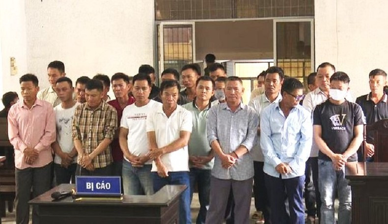 28 bị cáo trong vụ hủy hoại rừng tại Tiểu khu 222 và Tiểu khu 205 do Ủy ban nhân dân xã Ya Tờ Mốt, huyện Ea Súp quản lý tại phiên tòa.