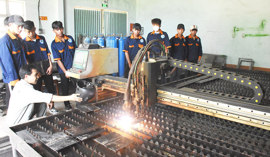 Nhiều học sinh dân tộc thiểu số rất hứng thú trong giờ thực hành Công nghệ Hàn Plasma ở Trường Cao đẳng Gia Lai. Ảnh: Đinh Yến Nhiều học sinh dân tộc thiểu số rất hứng thú trong giờ thực hành Công nghệ Hàn Plasma ở Trường Cao đẳng Gia Lai. Ảnh: Đinh Yến