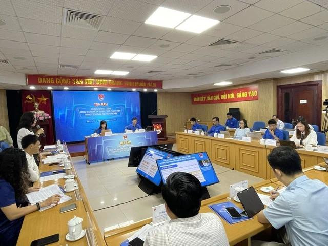 Tọa đàm được tổ chức trực tiếp và trực tuyến. Tọa đàm được tổ chức trực tiếp và trực tuyến.