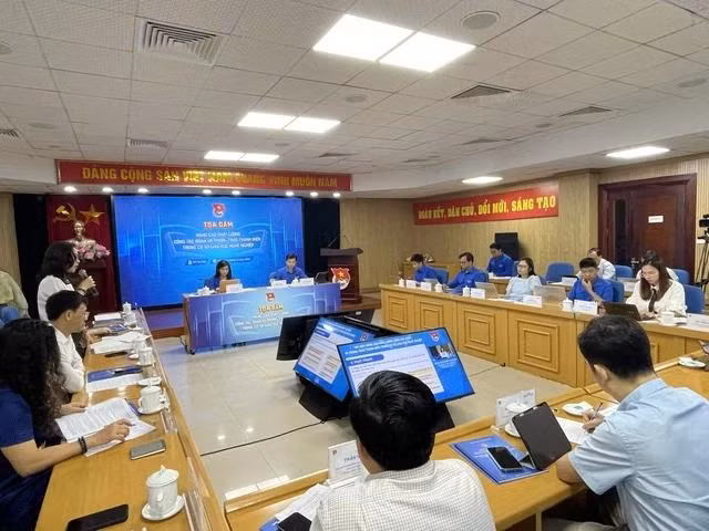 Tọa đàm được tổ chức trực tiếp và trực tuyến.