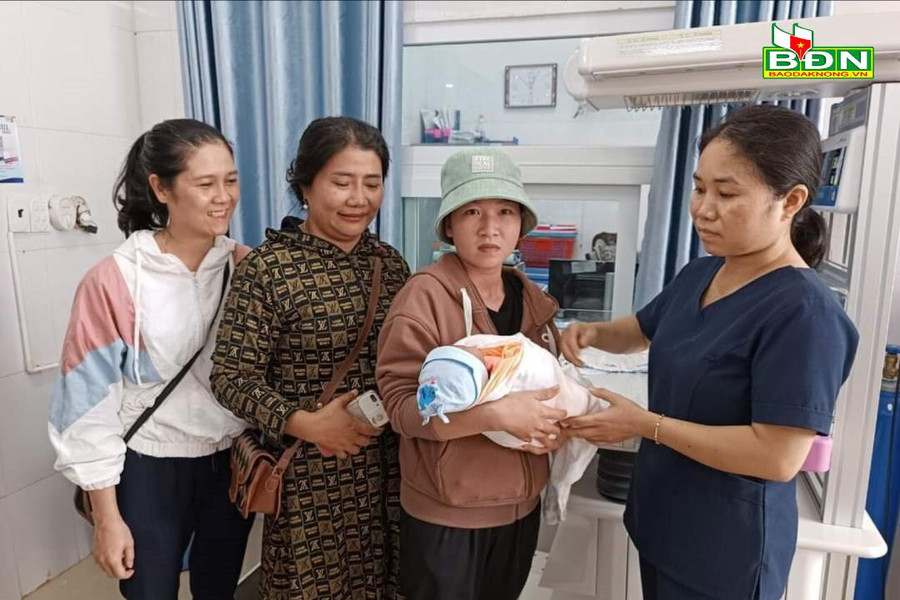 Đại diện Trung tâm Y tế huyện Đắk R'lấp trao cháu bé cho người nhận chăm sóc. Đại diện Trung tâm Y tế huyện Đắk R'lấp trao cháu bé cho người nhận chăm sóc.