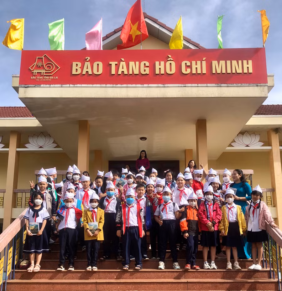 Trường Tiểu học Lê Quý Đôn (phường Ia Kring) tổ chức cho học sinh tham quan bảo tàng. Ảnh: M.T