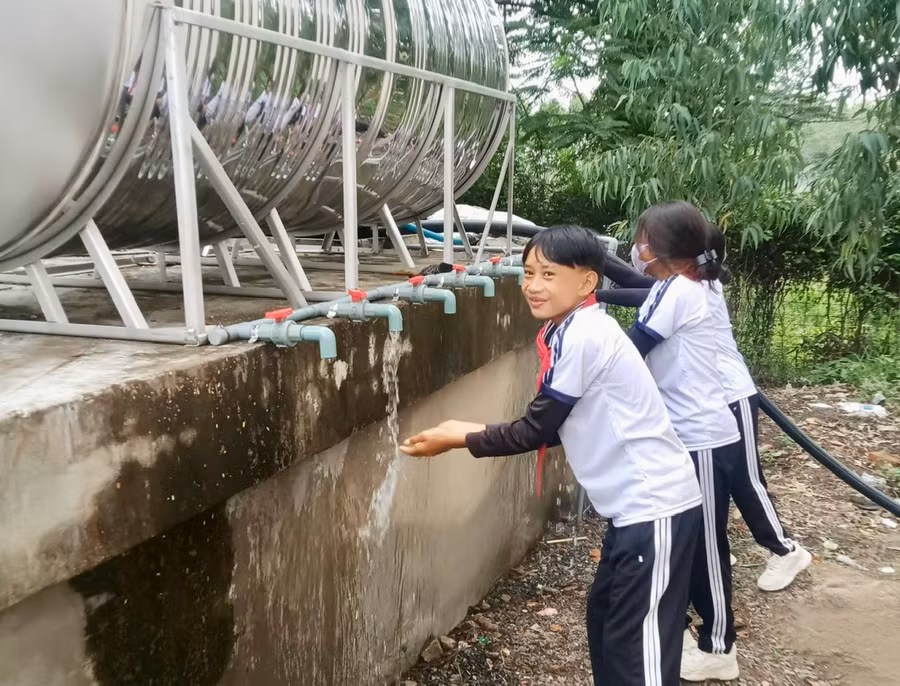 Học sinh Trường Phổ thông Dân tộc bán trú Tiểu học và THCS Nguyễn Khuyến phấn khởi khi có nguồn nước sạch sử dụng. Ảnh: N.N