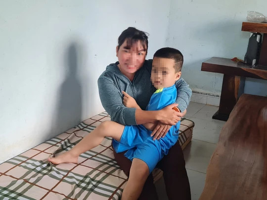 Cháu bé khoảng 4 tuổi rất kháu khỉnh, đáng yêu.