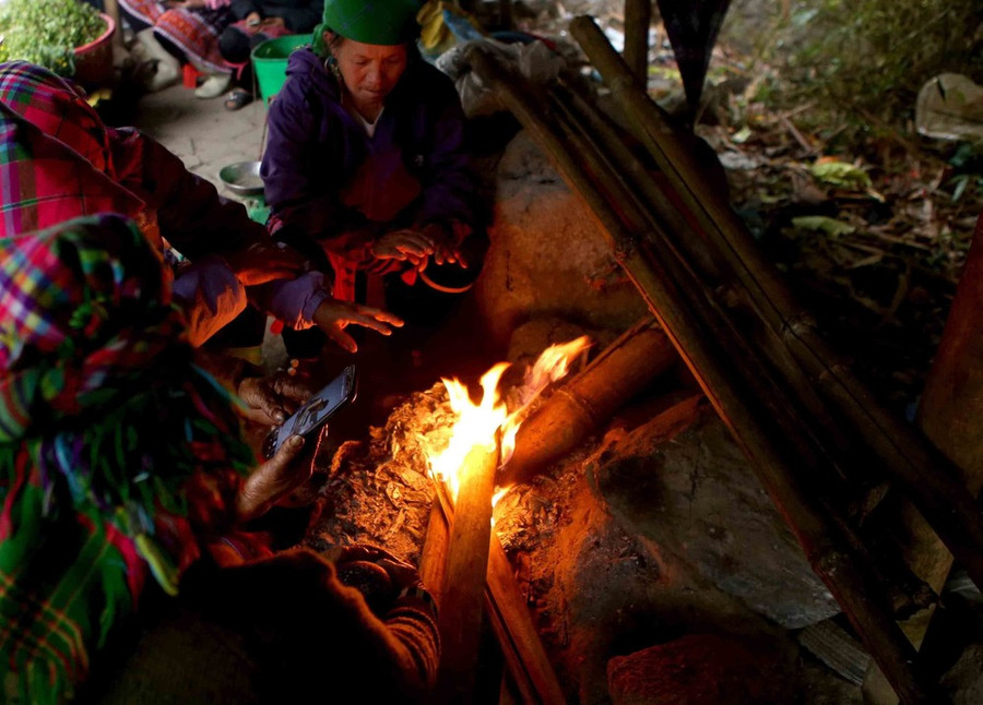 Nhiều người dân mưu sinh bên đường phải đốt lửa để chống chọi với giá rét 5-6 độ C tại khu vực đèo Giang Ma, huyện Tam Đường, tỉnh Lai Châu. (Ảnh: Quý Trung/TTXVN) Nhiều người dân mưu sinh bên đường phải đốt lửa để chống chọi với giá rét 5-6 độ C tại khu vực đèo Giang Ma, huyện Tam Đường, tỉnh Lai Châu. (Ảnh: Quý Trung/TTXVN)