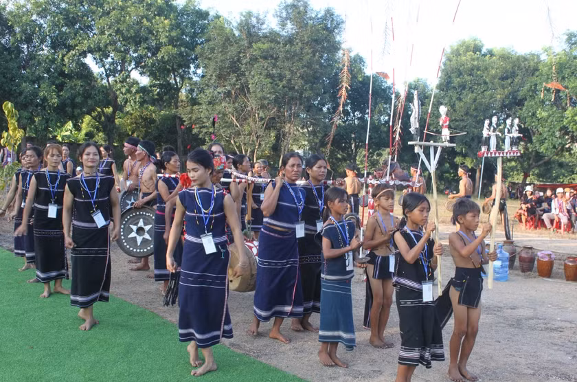 Đoàn nghệ nhân xã Pờ Tó (huyện Ia Pa, tỉnh Gia Lai) trình diễn cồng chiêng tại ngày hội. Ảnh: V.C