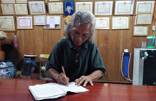 Ở tuổi 74, già Bríu Pố vẫn miệt mài viết sách về đồng bào Cơ Tu. Ảnh: HOÀNG SƠN