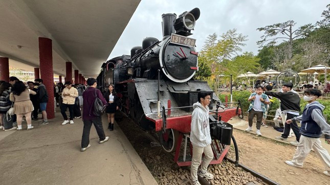 Du khách tham quan toa tàu cổ