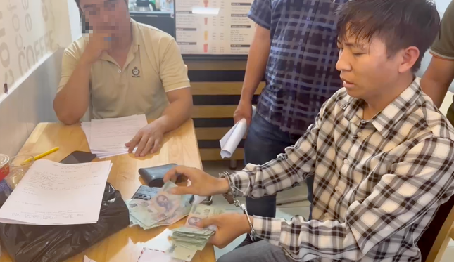 Lê Xuân Đào cùng với tang vật. Ảnh: A.X. Lê Xuân Đào cùng với tang vật. Ảnh: A.X.