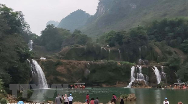 Sáng 20/4/2023, dòng thác chính tại thác Bản Giốc chỉ còn rất ít nước khiến nhiều du khách thất vọng. (Ảnh: Quốc Đạt/TTXVN) Sáng 20/4/2023, dòng thác chính tại thác Bản Giốc chỉ còn rất ít nước khiến nhiều du khách thất vọng. (Ảnh: Quốc Đạt/TTXVN)