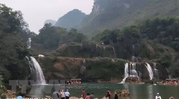 Sáng 20/4/2023, dòng thác chính tại thác Bản Giốc chỉ còn rất ít nước khiến nhiều du khách thất vọng. (Ảnh: Quốc Đạt/TTXVN)