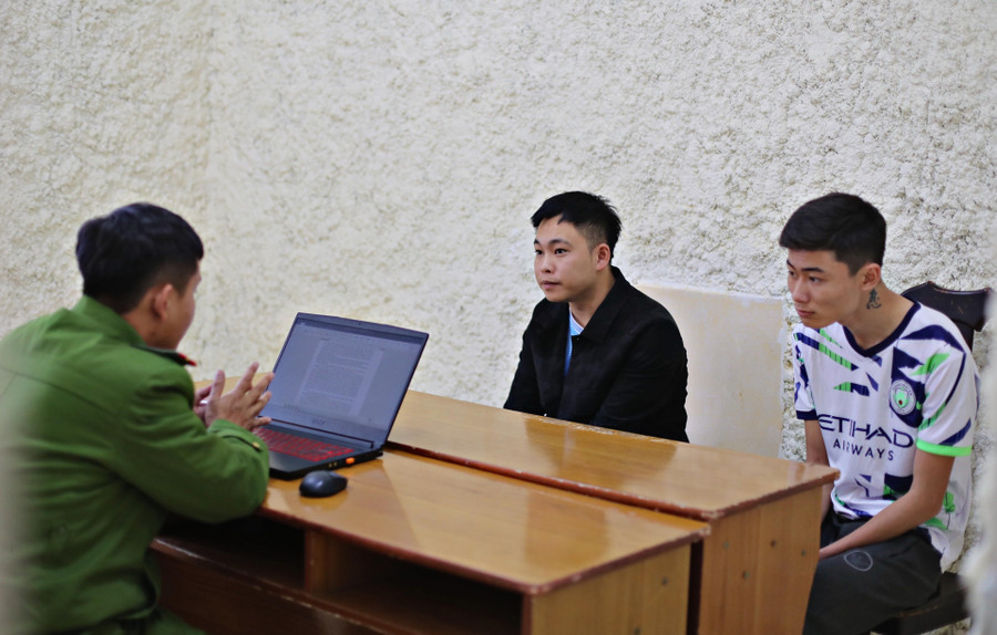 Lê Tư Đạt (áo đen) và Bùi Đình Tuấn khai nhận hành vi cho vay tín dụng đen tại địa bàn TP Đà Lạt