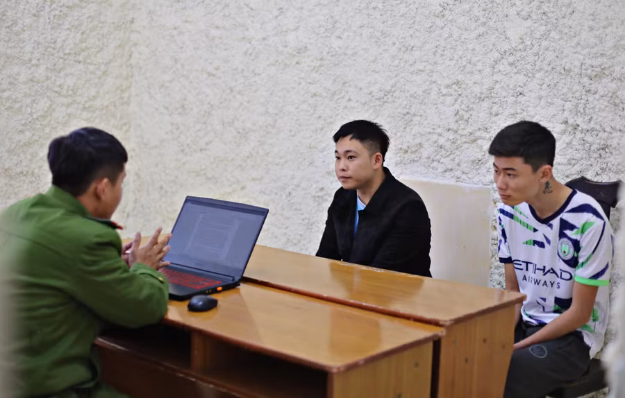 Lê Tư Đạt (áo đen) và Bùi Đình Tuấn khai nhận hành vi cho vay tín dụng đen tại địa bàn TP Đà Lạt