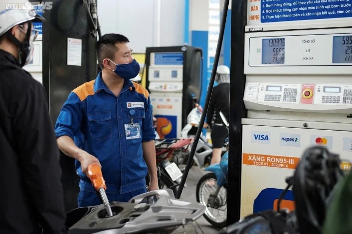 Giá xăng dầu trong nước dự báo giảm nhẹ trong kỳ điều hành ngày mai 3/7 (Ảnh Công Hiếu).
