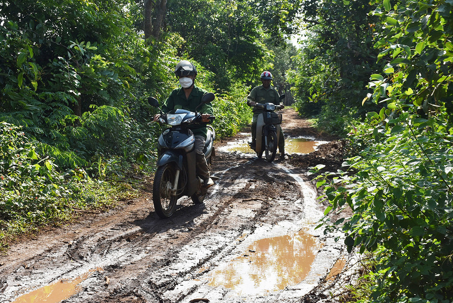 Những năm qua, đường liên thôn xuống cấp khiến việc đi lại của người dân xã Ia Hrung gặp nhiều khó khăn. Ảnh: Hà Phương Những năm qua, đường liên thôn xuống cấp khiến việc đi lại của người dân xã Ia Hrung gặp nhiều khó khăn. Ảnh: Hà Phương