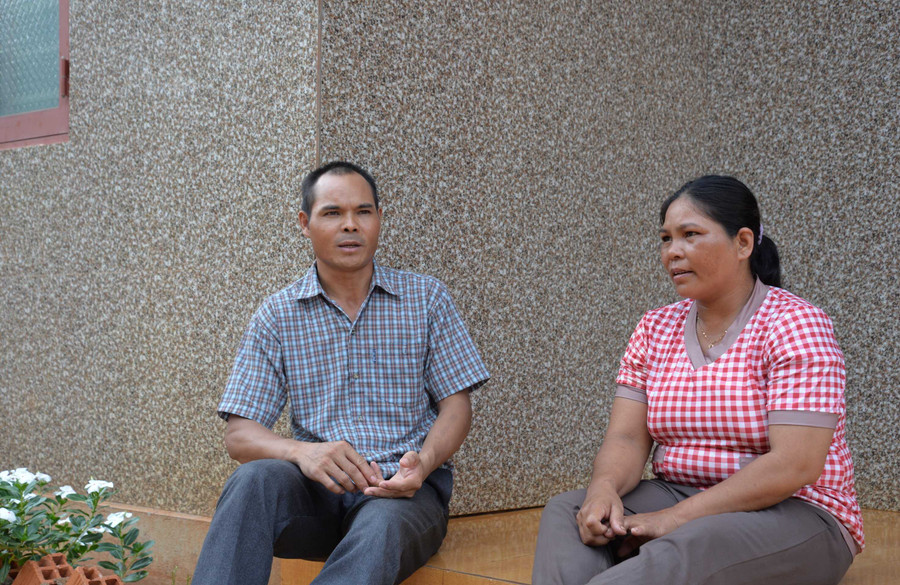 Anh Rơ Châm Ty kể về cho vợ những ngày lao đao ở đất Thái. Ảnh: Thúy Trinh Anh Rơ Châm Ty kể về cho vợ những ngày lao đao ở đất Thái. Ảnh: Thúy Trinh