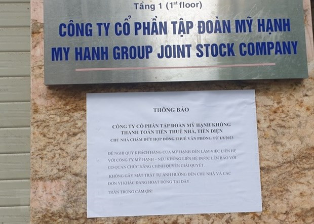 Thông báo dán trước cửa trụ sở Công ty Cổ phần Tập đoàn Mỹ Hạnh. (Ảnh: Nguyễn Thắng/TTXVN) Thông báo dán trước cửa trụ sở Công ty Cổ phần Tập đoàn Mỹ Hạnh. (Ảnh: Nguyễn Thắng/TTXVN)