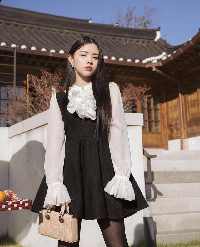 Với tông màu đen chủ đạo, thiết kế baby doll trẻ trung nhưng không kém phần nữ tính và sang chảnh. Ngoài ra, mẫu váy còn trở nên đặc biệt hơn với điểm nhấn tương phản khi được phối cùng áo blouse viền bèo xuyên thấu. Sắc trắng tinh khôi và sắc đen huyền bí tạo cảm giác hài hòa, mang đầy đủ nét đẹp của mỗi cô gái. Bộ trang phục sẽ giúp quý cô nổi bật và thu hút mọi ánh nhìn từ lần đầu gặp gỡ, bên cạnh đó còn mang đến sự nhã nhặn nhưng đầy tính nữ như nàng tiểu thư sang trọng, nền nã