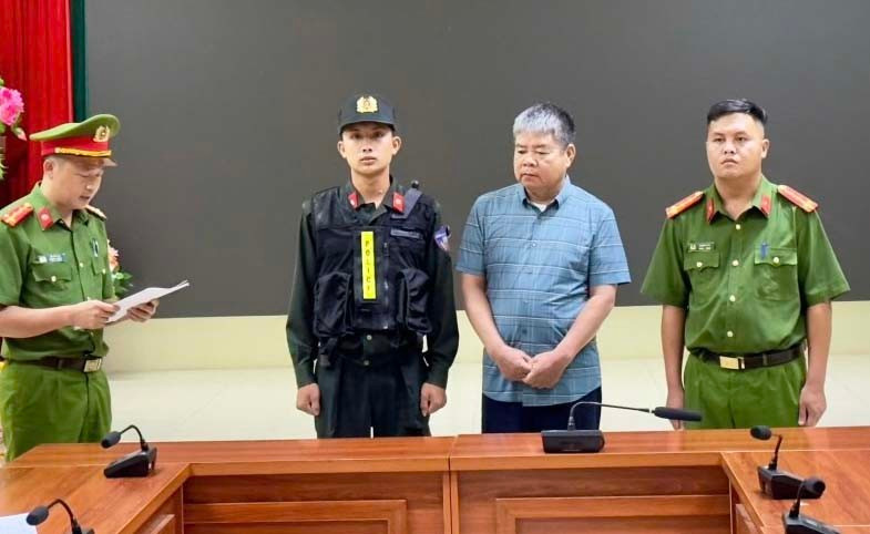 Công an tỉnh Lai Châu đọc lệnh bắt giam bị can Tạ Quốc Dân (thứ 2 từ phải qua) Công an tỉnh Lai Châu đọc lệnh bắt giam bị can Tạ Quốc Dân (thứ 2 từ phải qua)