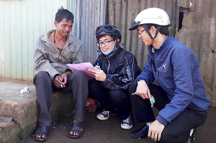 Nhóm nghiên cứu khảo sát thực trạng tại hộ gia đình. Ảnh nhân vật cung cấp.