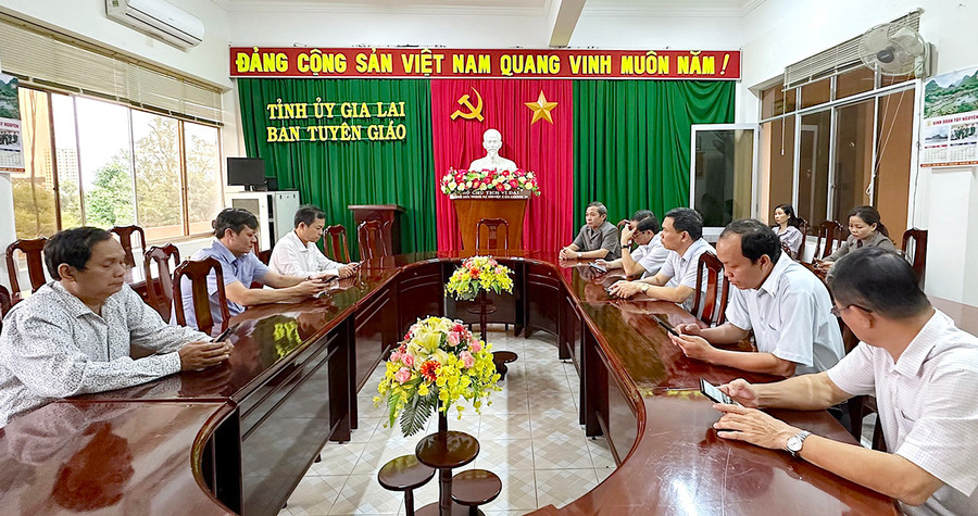 Ban Tuyên giáo Tỉnh ủy duy trì hoạt động đọc báo đầu giờ vào buổi sáng các ngày làm việc. Ảnh: Hồng Thi