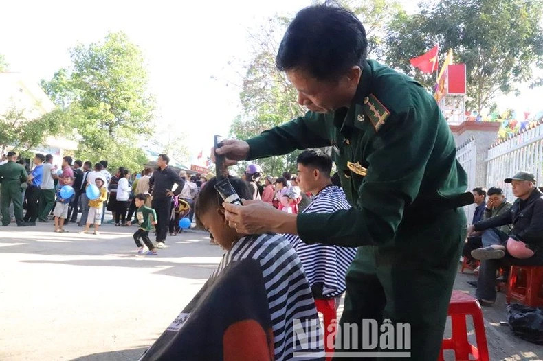 Thực hiện chương trình &quot;Tay kéo biên phòng&quot;, cán bộ, chiến sĩ Bộ đội biên phòng tỉnh Đắk Lắk thường xuyên tổ chức cắt tóc cho người dân biên giới.